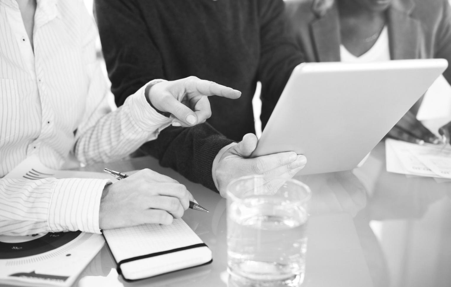 Sesión de análisis financiero con herramientas profesionales