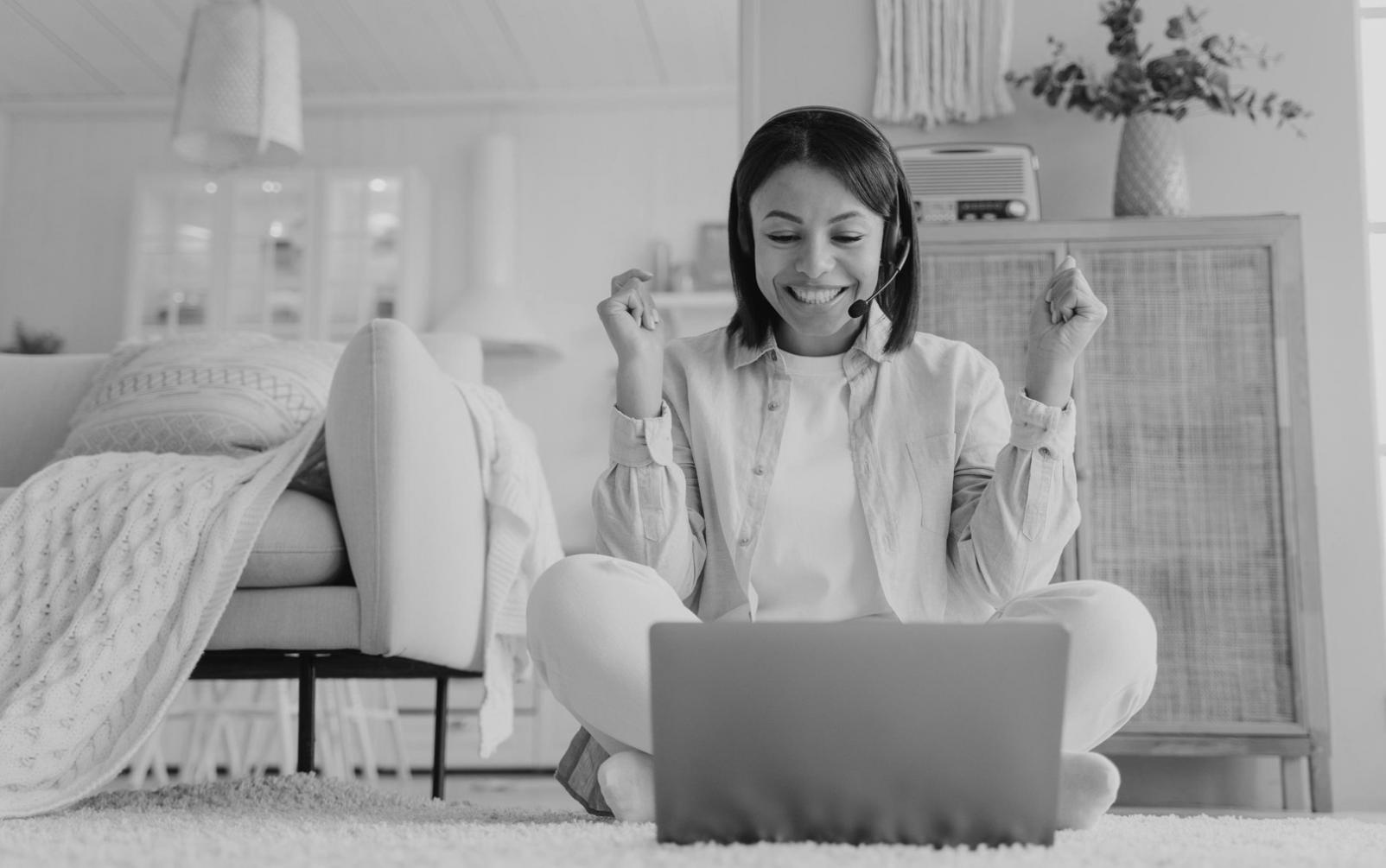 Profesionales analizando datos financieros en una moderna oficina corporativa